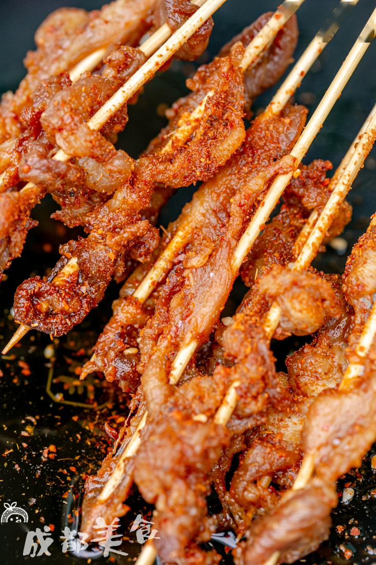 校门口的炸串嬢嬢更拽了,想吃你就个人去炸!