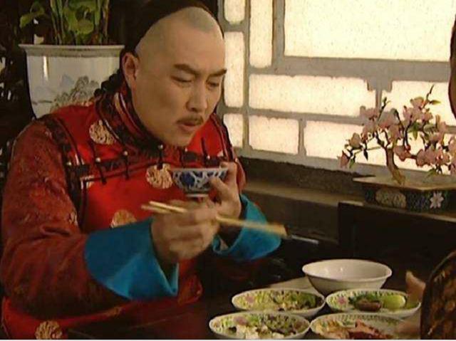在电视剧《雍正王朝》中,有一幅场景:雍正皇帝吃饭时,饭桌上摆着一碗