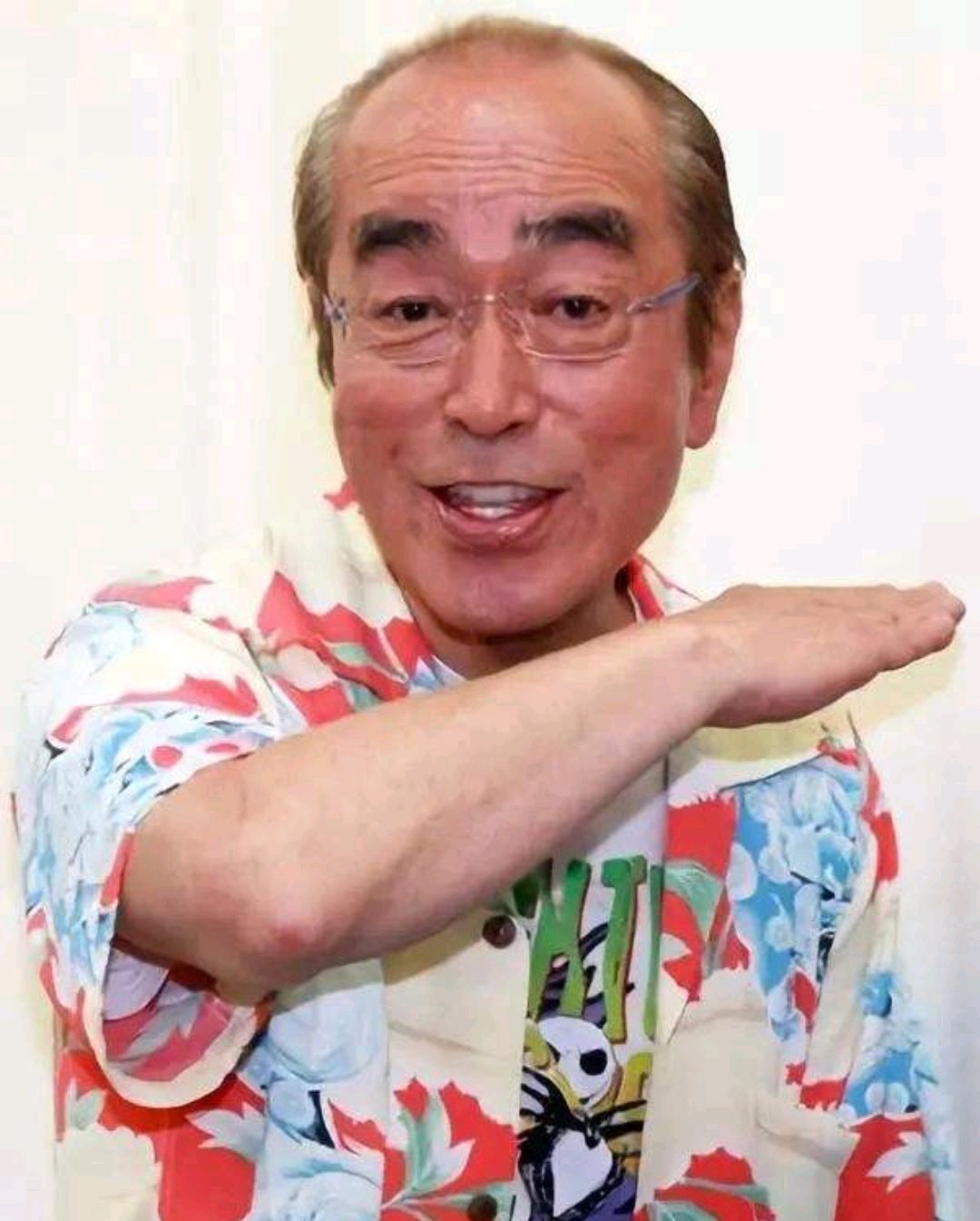 足立梨花上演现实版"人走茶凉,和志村健撇清关系,遭网友炮轰_日本