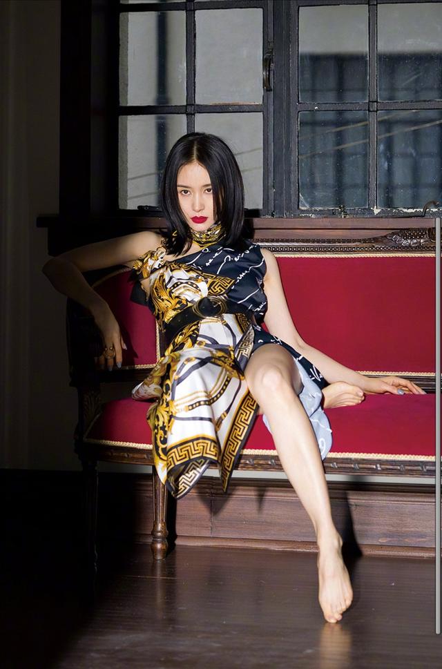 被王子文惊艳了又瘦又小穿抹裙还有金鱼臀身材堪比超模