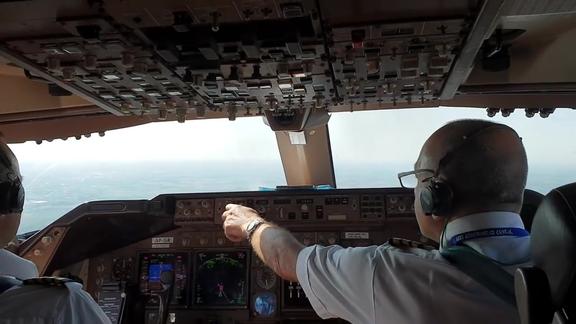 驾驶舱看机长们如何各司其职把波音747降落机场过程还真是完美