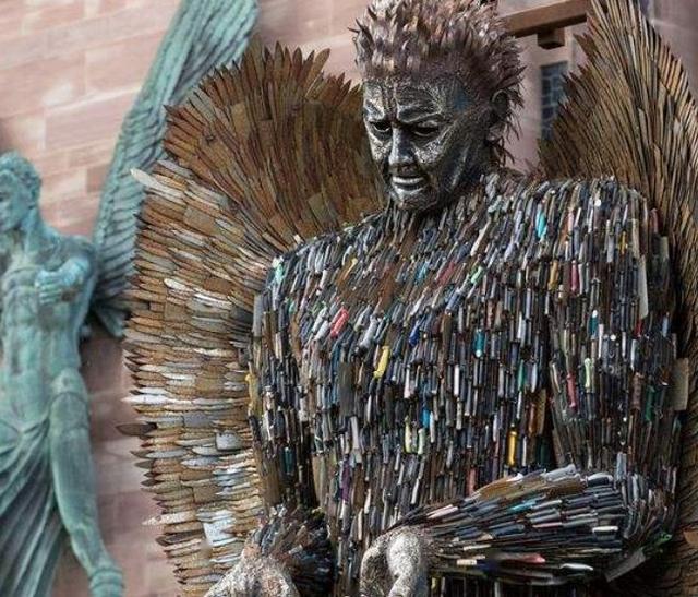 英国的刀天使雕像,用10万把犯罪刀具铸成,寓意颇为深刻
