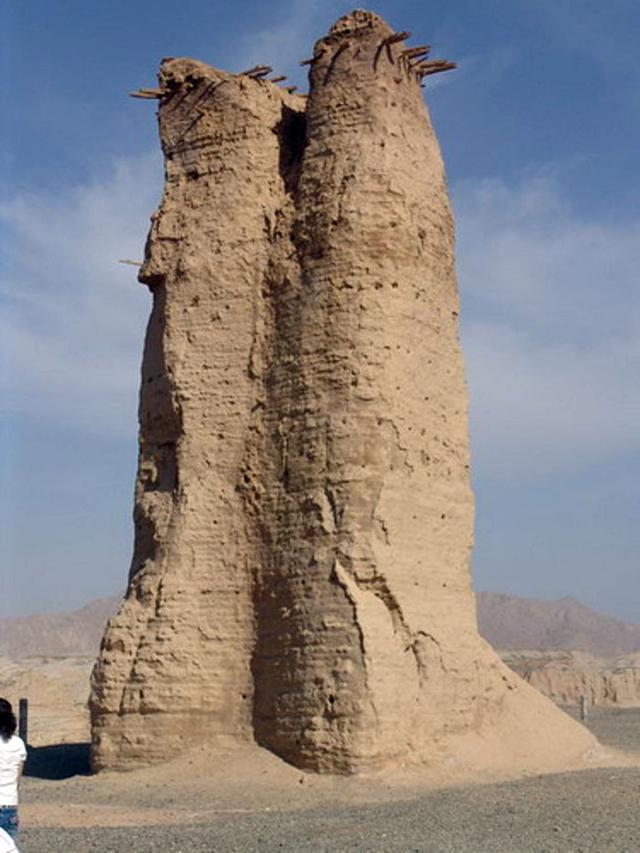 敦煌壁画中具有防御功能的坞堡宅院