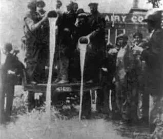 重现30年代经济大萧条美国数十万加仑的牛奶被倒进下水道