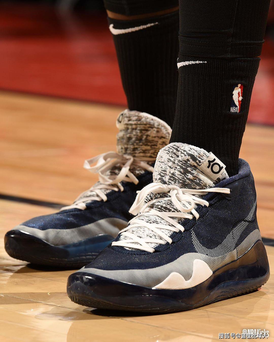 定制战靴致敬科比!西亚卡姆赛场球鞋上脚照欣赏