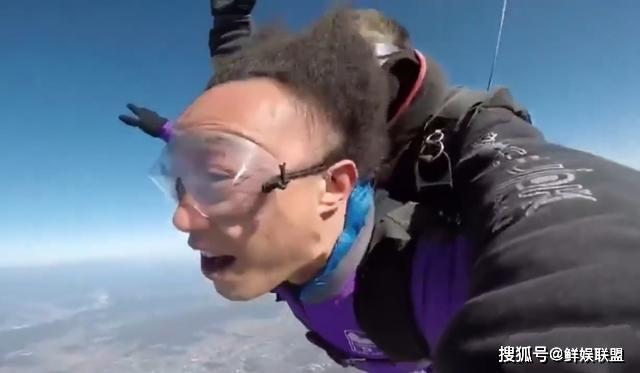 陈奕迅晒自拍素颜太吓人,发际线后移到头顶,网友:你怎么秃了?