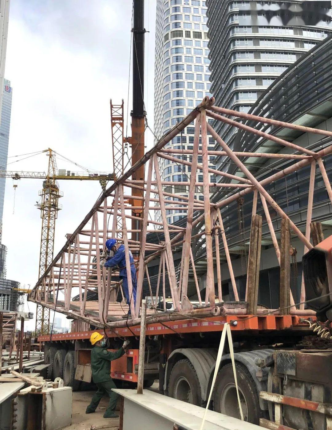 最高爬升313米安全吊装超5万次中交房建领域最大动臂塔吊光荣退役