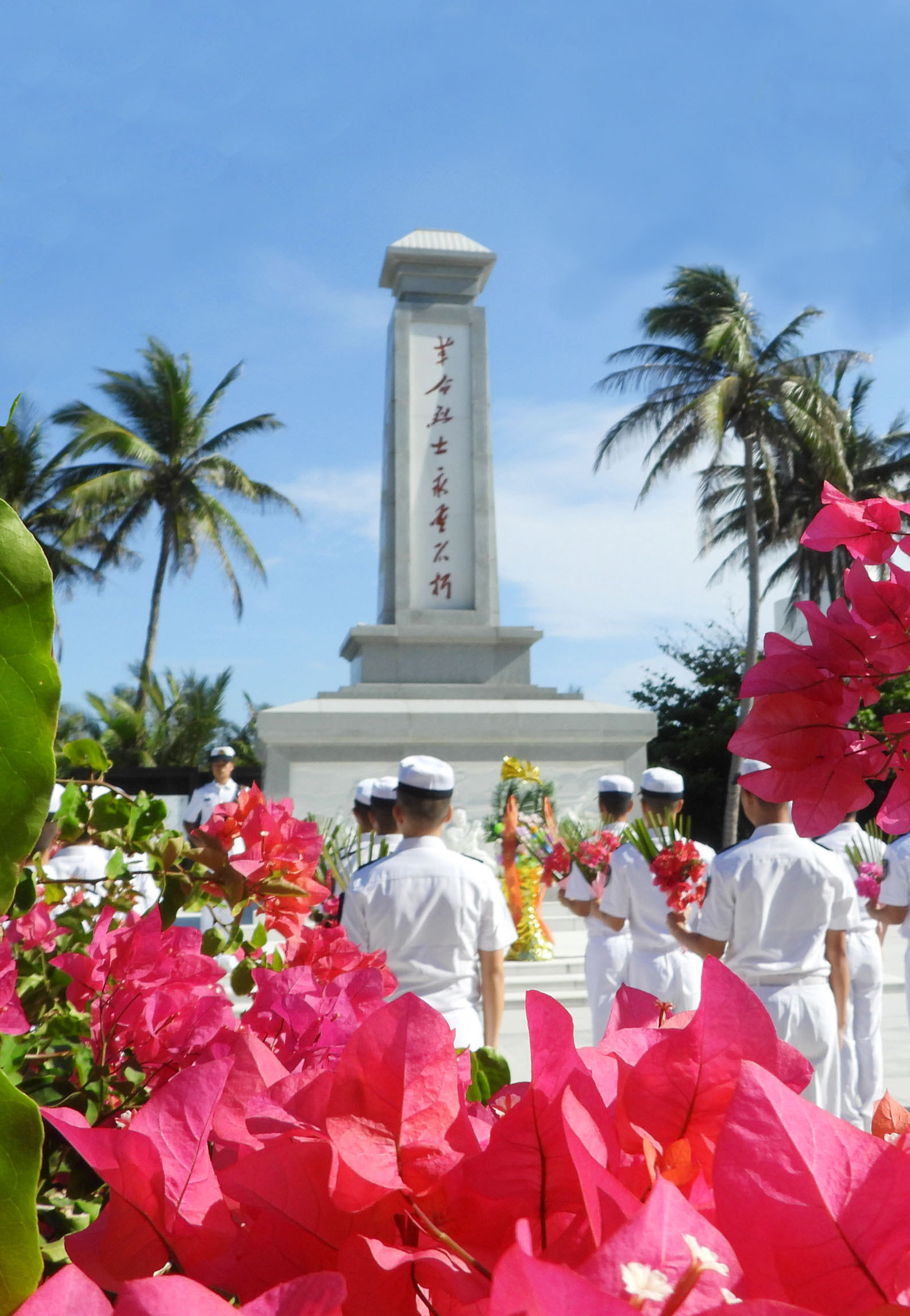 4月2日上午,西沙琛航岛烈士陵园,西沙海战烈士纪念碑巍然耸立.