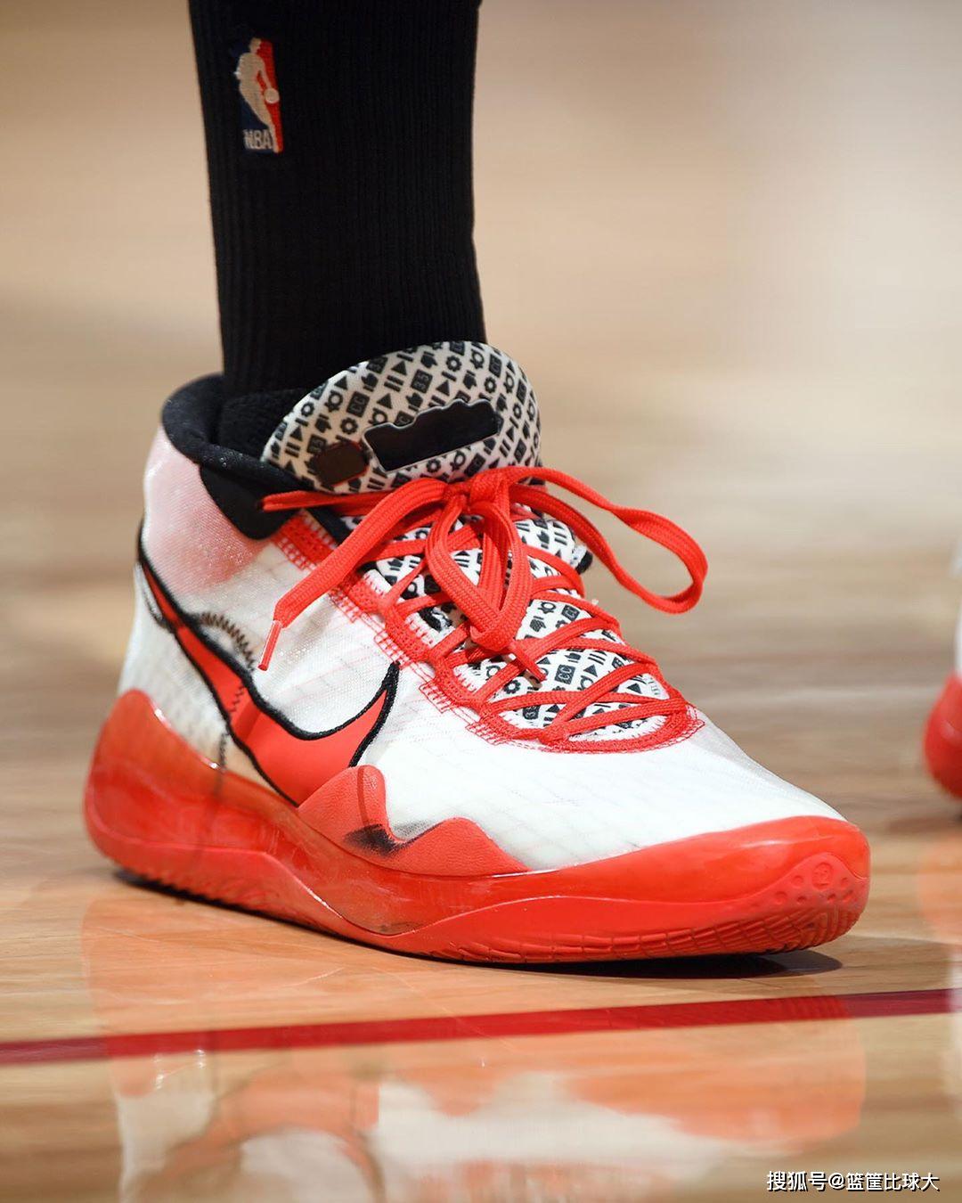 定制战靴致敬科比!西亚卡姆赛场球鞋上脚照欣赏