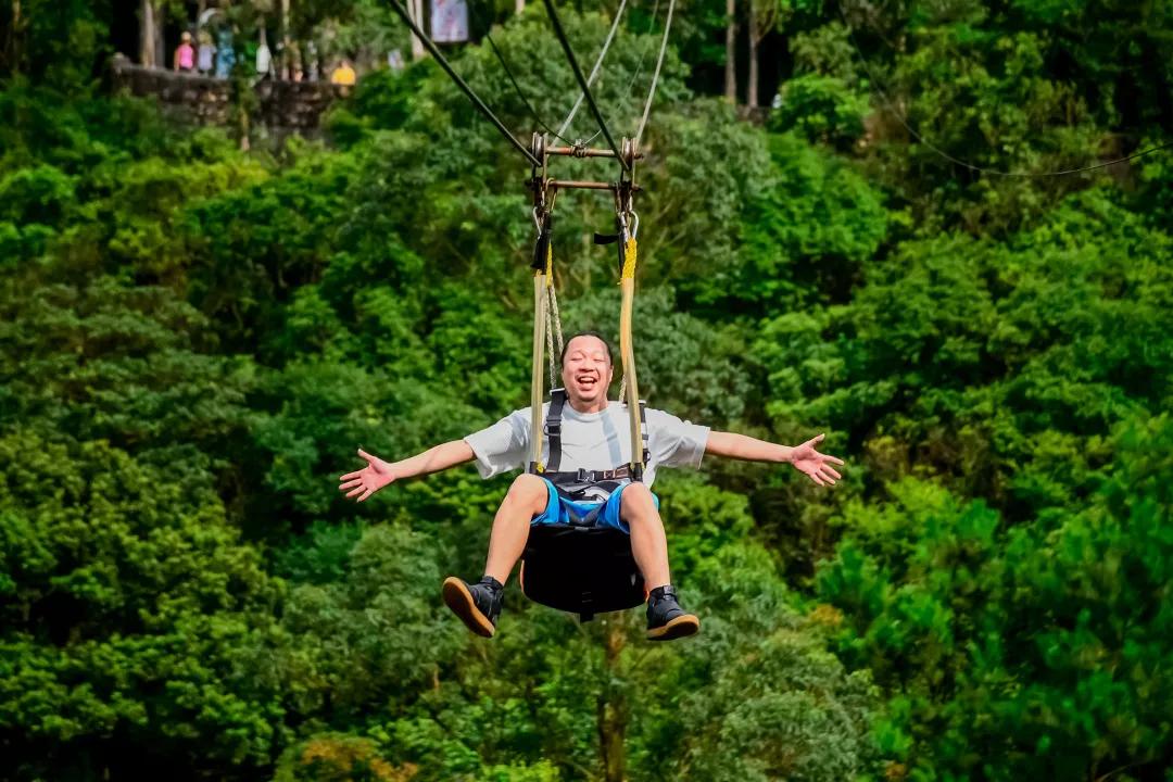 高空滑索项目给游客提供了一次亲密亲近大自然的机会让你和朋友们充分