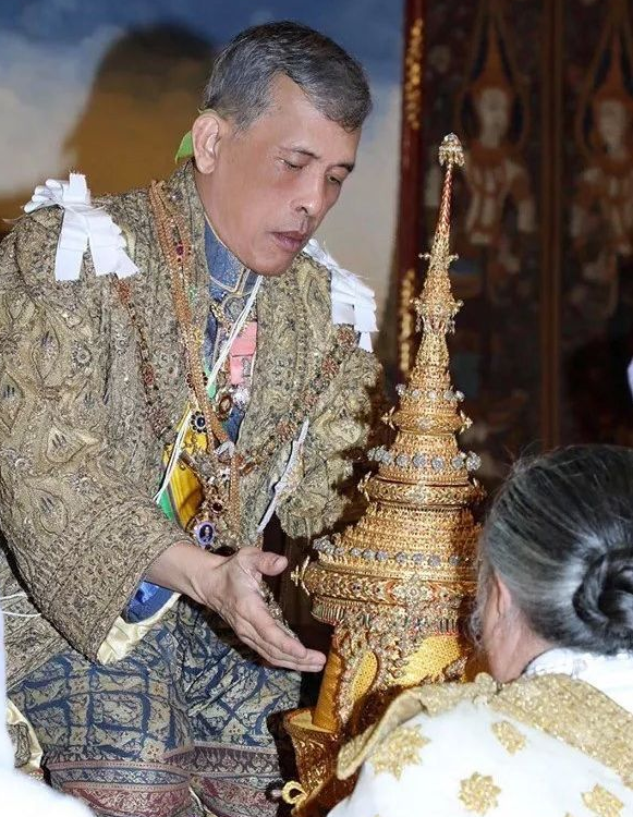 原创迷雾下的泰国疫情危急国王却带着20嫔妃海外避难