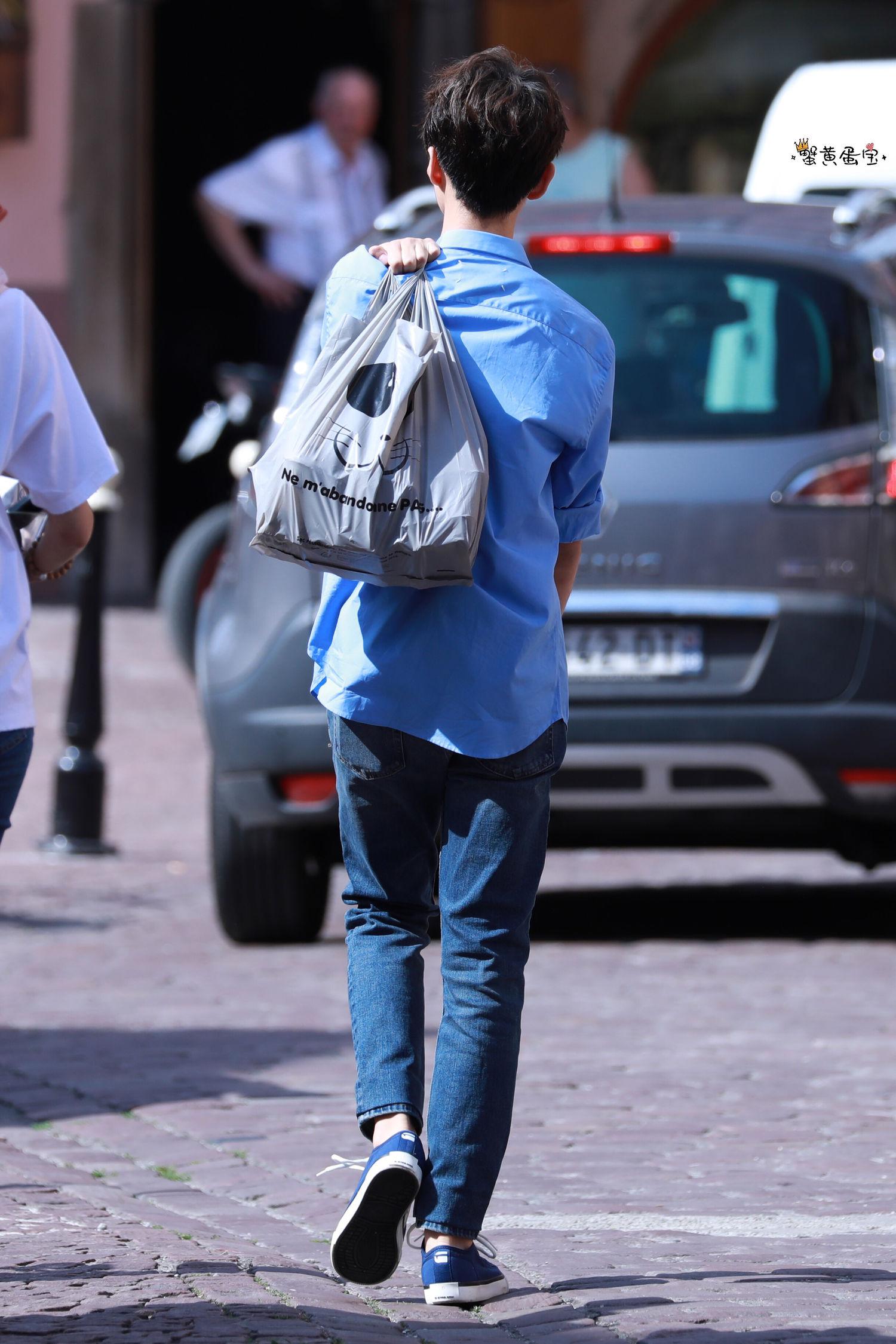 王俊凯扛肩式提包合集,最帅偶像男主必属凯_app