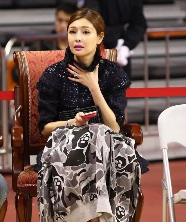 原创cba最美老板娘身价40亿颜值不输陈露她让易建联无法拒绝