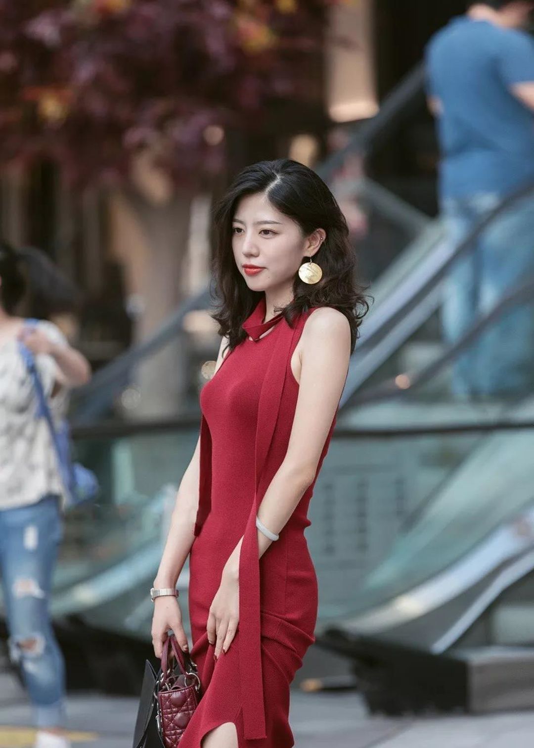 高颜值美女,打扮时尚身材窈窕,怎么拍都很好看!