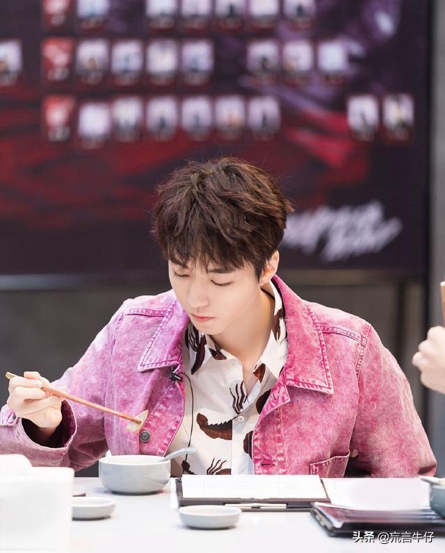 王俊凯最新综艺照淡紫牛仔套装搭小螃蟹衬衫完全阳光美少年