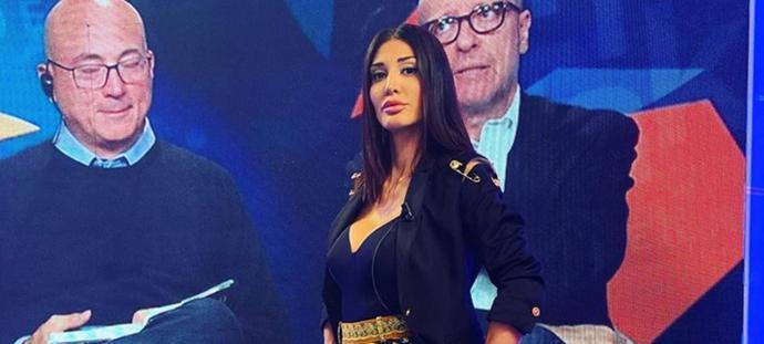 旺达误传美女同事半裸照该码的地方却没码住