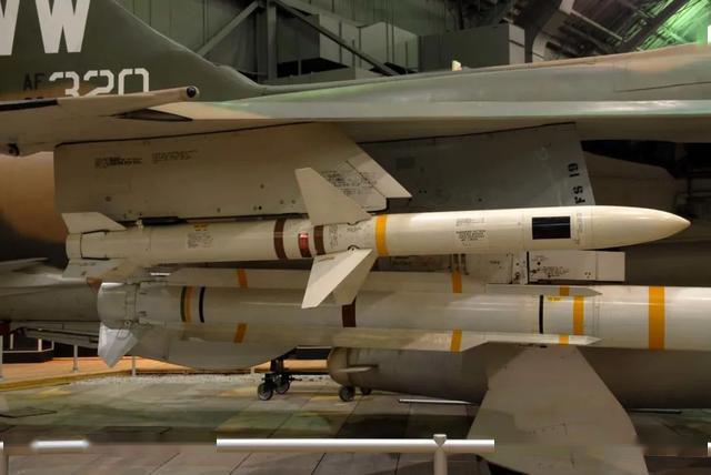 图:美军在越战时期投入使用的agm-45百舌鸟反辐射导弹图:萨姆-2防空