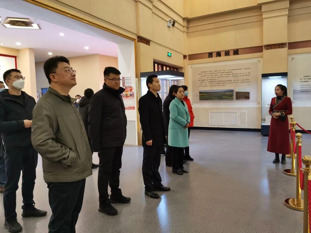 海晏县委副书记葛龙江,副县长忠格吉