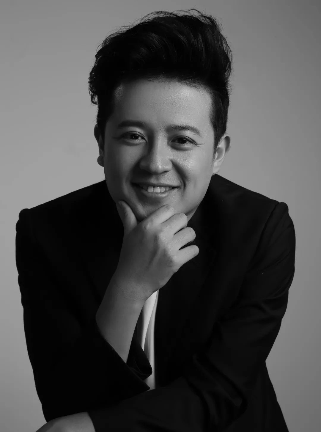 经济之声《远见》栏目制作人王思远歌华中奥集团总裁王奇财新传媒财旅