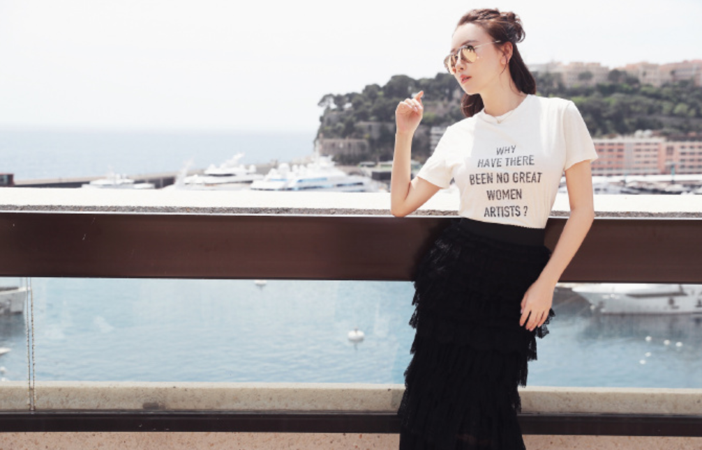 毛俊杰真豁得出去身穿墨绿色蕾丝连衣裙性感成熟精致迷人