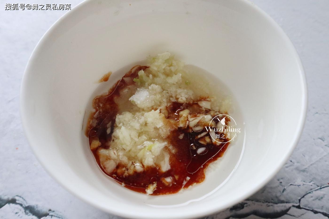 底部,接着将腌制好的草虾摆上去,最后将调好的蒜蓉汁直接浇在草虾上面