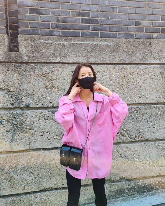 韩国女艺人李诗英sns发近照出众美貌抢眼