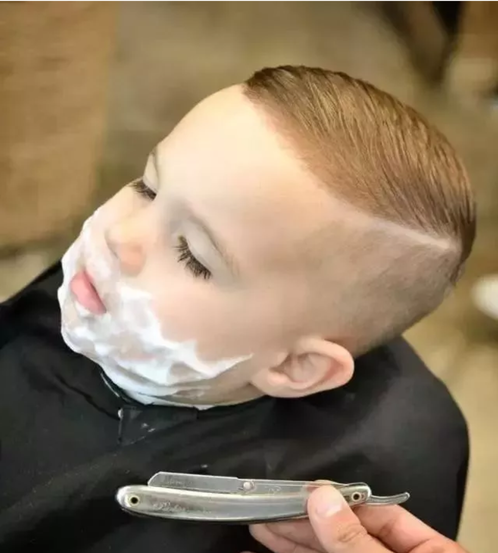 不喜欢宝宝头发剪太短的,妈妈们可以尝试给孩子选择这款发型
