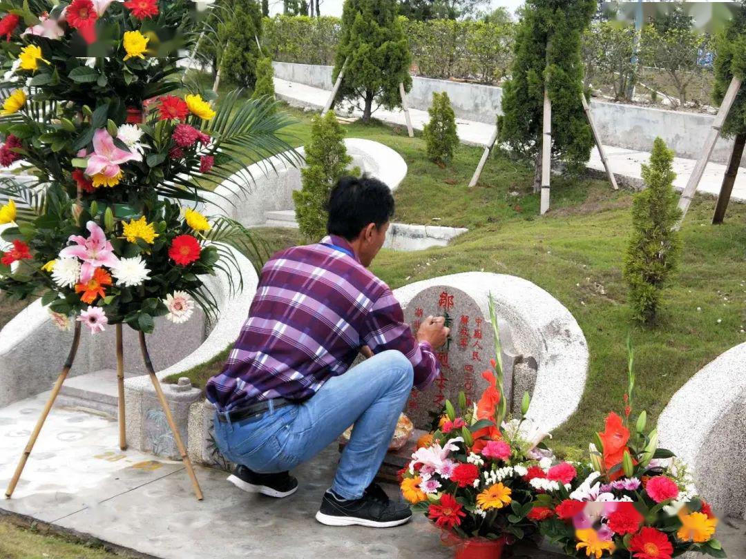 2日上午,濠江区宝峰山华侨永久墓园也已布置花坛,摆放花篮花束,将于