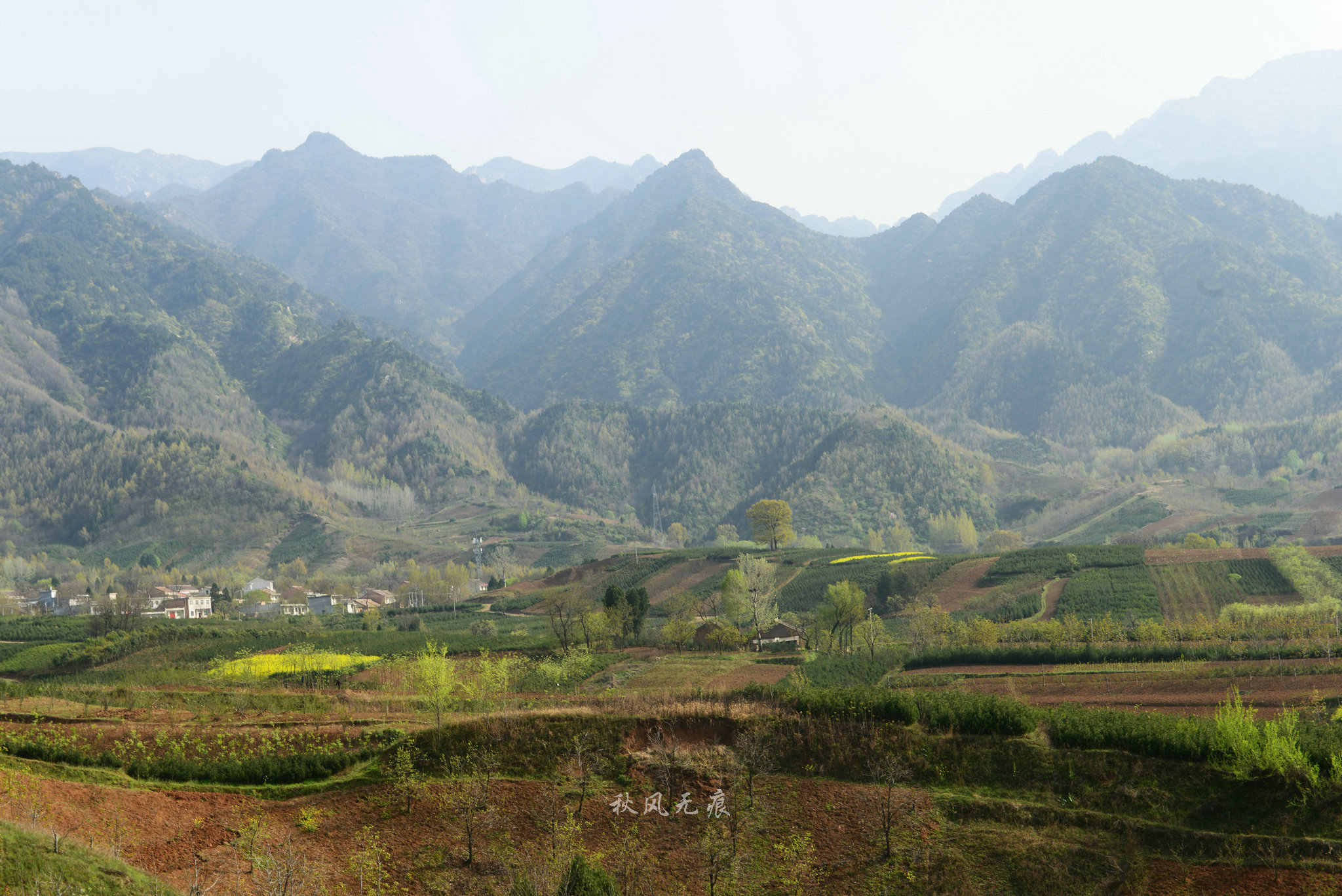 九间房桐花沟,春天大地彩色纹理让人恍然坠入世外桃源