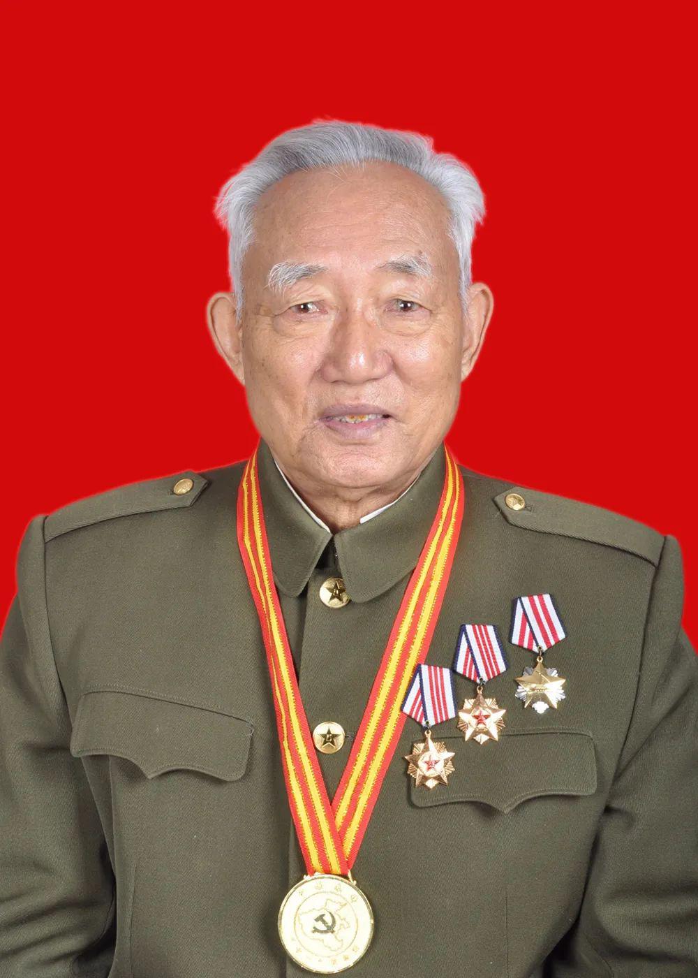 1955年入伍,退休前任81233部队防化兵副科长,参加过核试验.