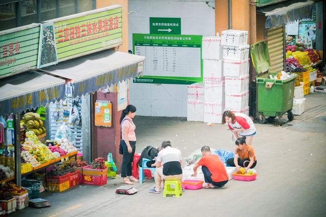 這裡是 三亞 最大的水果批發市場,走在裡面,你會覺得熙熙攘攘目不暇接