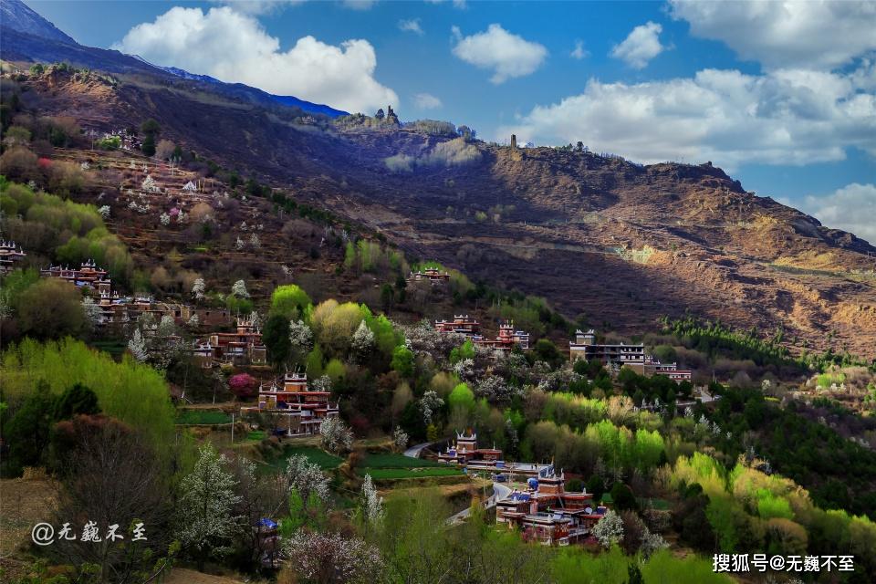 春回丹巴峡谷风荡甲居藏寨花惹衣香
