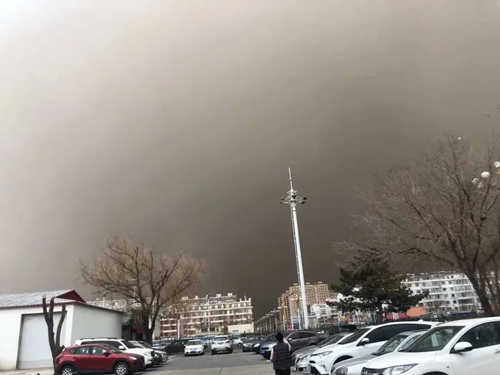 吉林省白城市出现浮尘天气如同大片