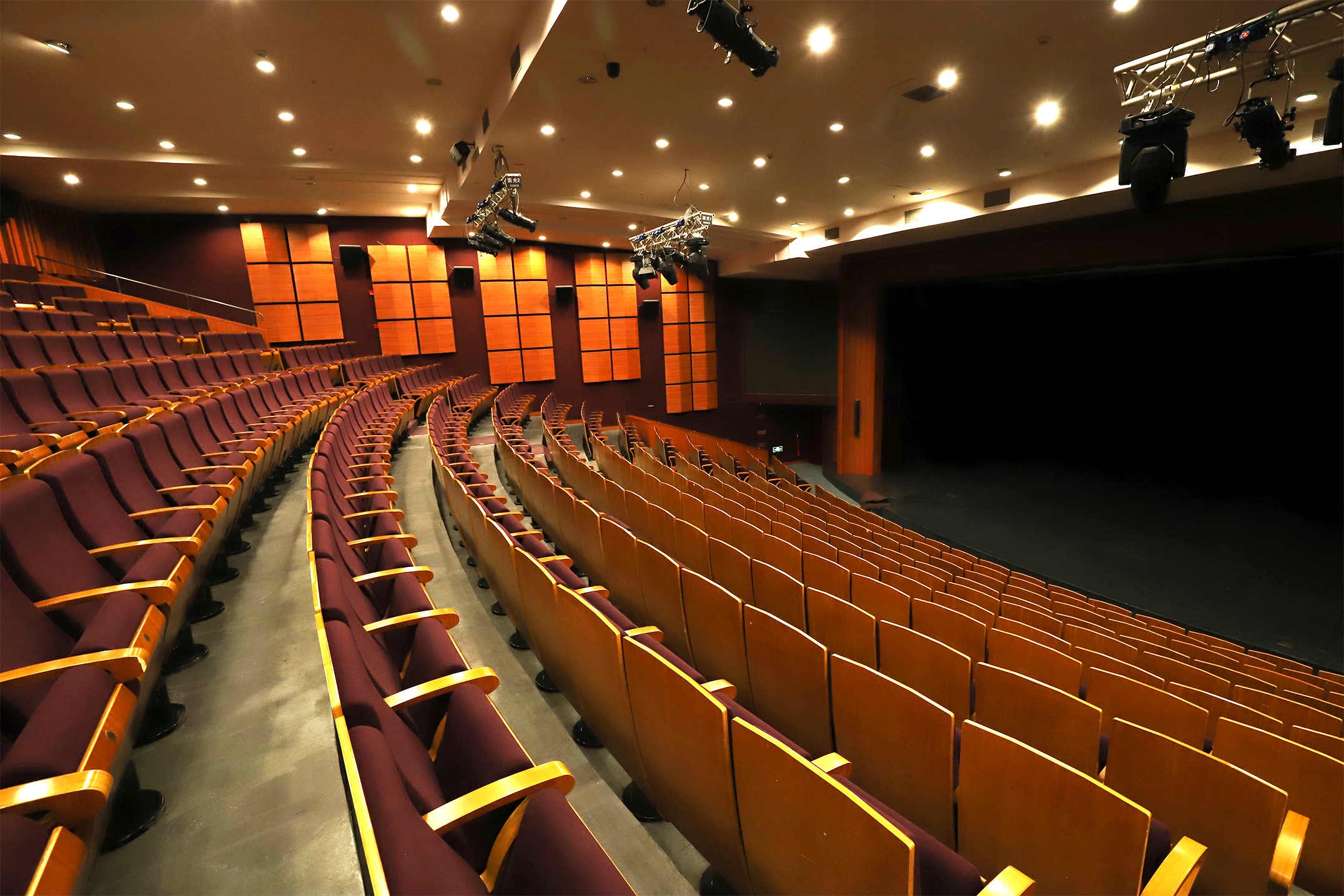 黄浦剧院的展馆由序厅,国歌起源,国歌唱响,国歌与黄浦剧场等四个展厅