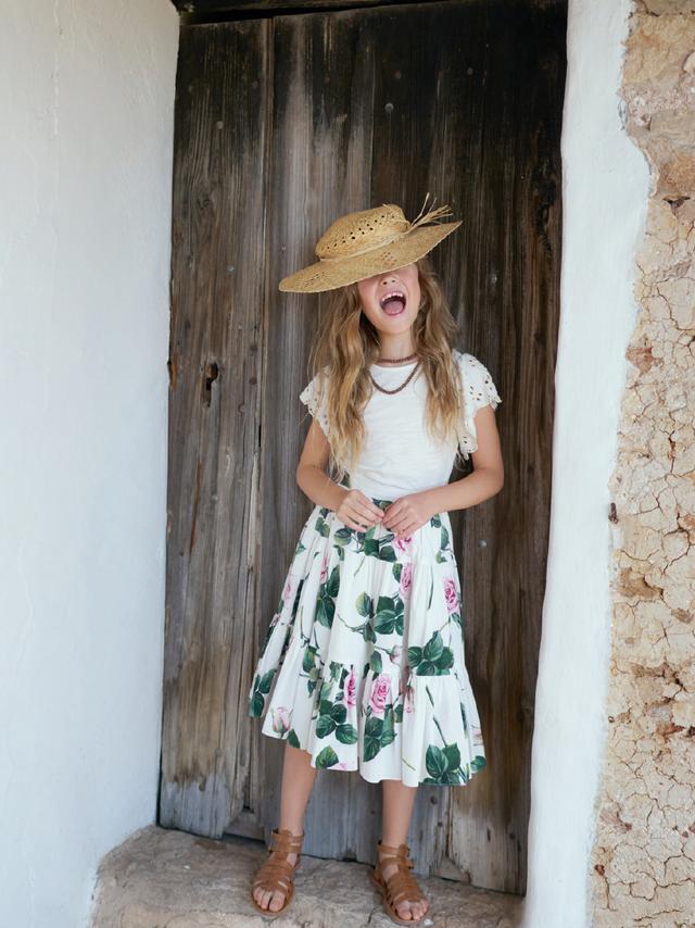 原创超模泡泡莉有女初长成7岁登上vogue内页貌美腿长自带气场