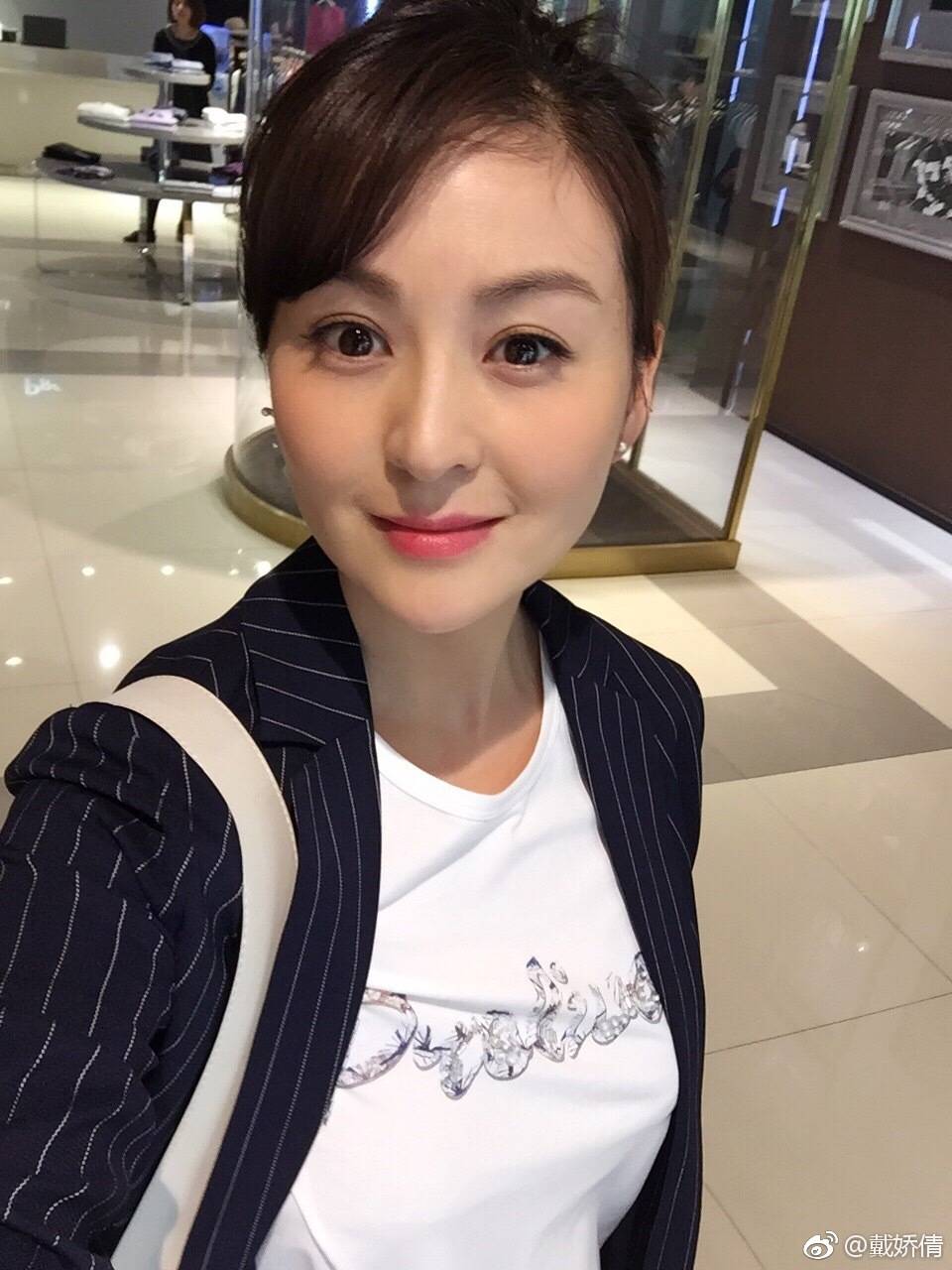 原创戴娇倩为四岁女儿庆祝生日大方晒出小公主正面照呆萌样子竟意外