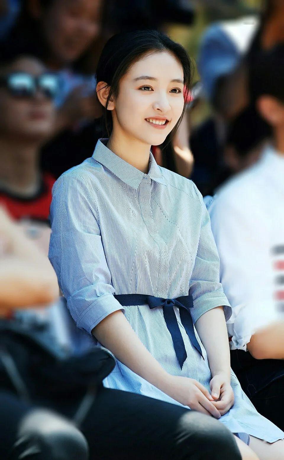 赵露思,吴倩,蒋依依这几个霸屏小花,私下竟还是平平无奇的穿搭小天才?