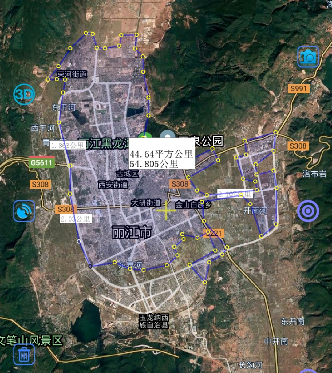 古城区是丽江市区,城区建在一小块盆地的平坝上,文笔水库和拉市海为