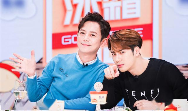 何炅每次都是耐心和王嘉尔解释,让王嘉尔的沟通能力和主持能力都有大