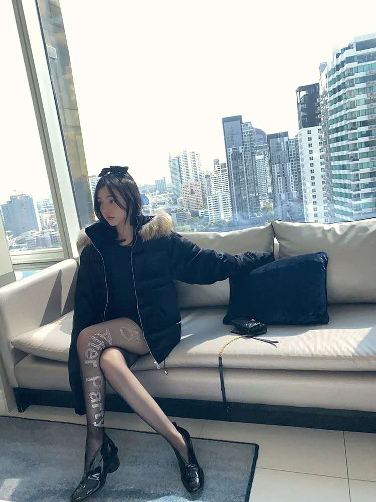 晓雪winema穿上字母袜,大秀美腿