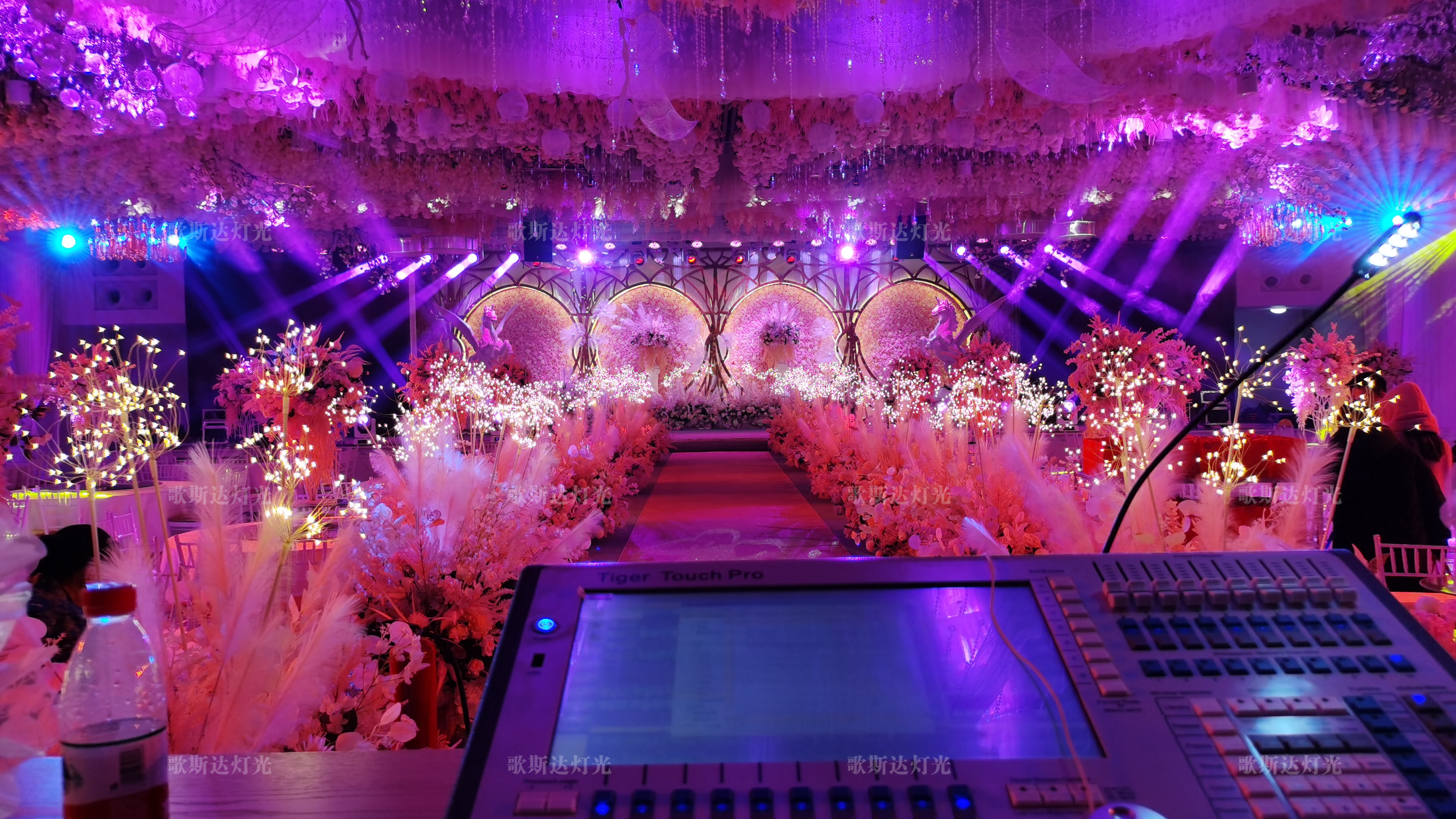 婚宴大厅舞台效果图图片