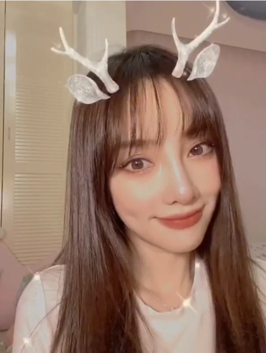 懒理复出参加综艺传言李小璐晒麋鹿造型可爱甜美满屏少女感