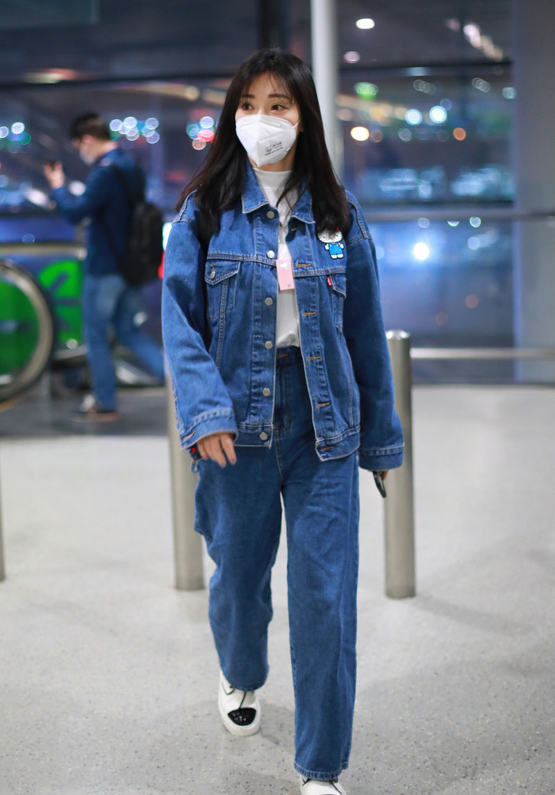 39岁柳岩清新走机场,宽松搭配遮挡"肉感"身材,意外穿出高级感_丹宁