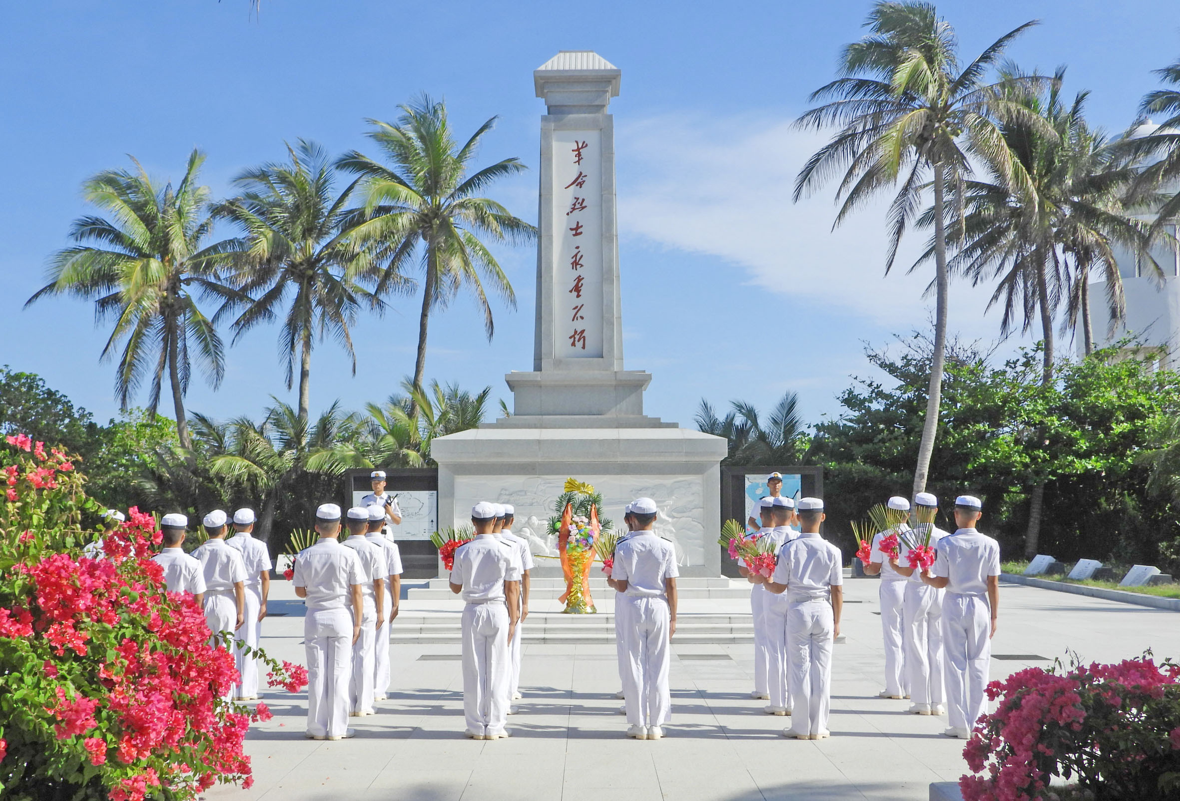 4月2日上午,西沙琛航岛烈士陵园,西沙海战烈士纪念碑巍然耸立.