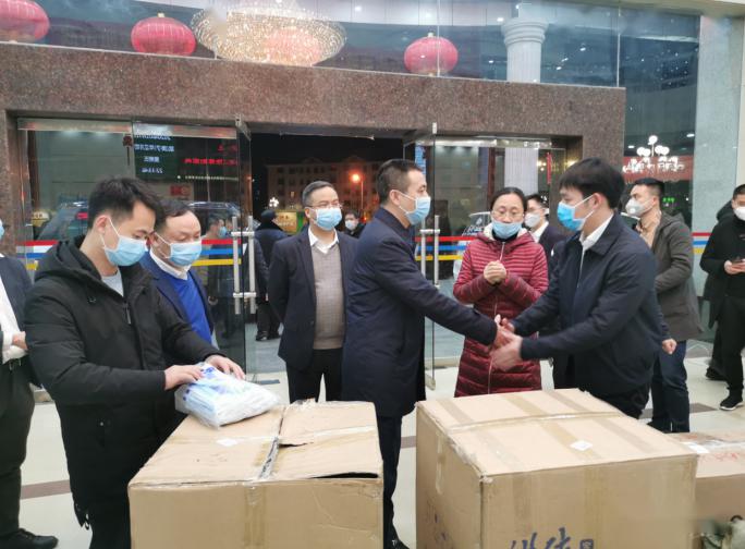 物资一到耒阳,蒋亚龙争分夺秒,第一时间将8万个口罩捐赠给耒阳市政府