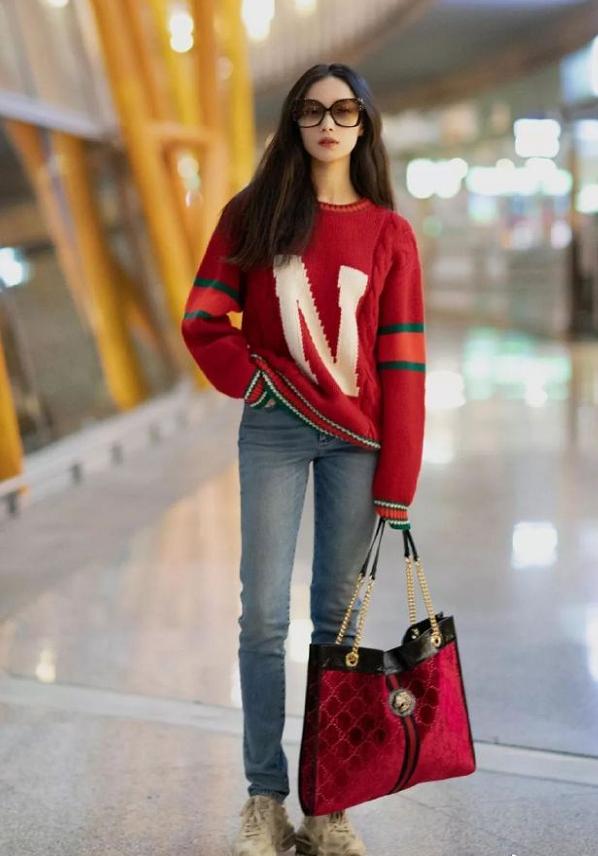 穿上gucci的倪妮真美印花毛衣搭牛仔裤好清新的感觉