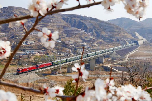 一列旅客列车在太中银绥德至义合区段行驶.