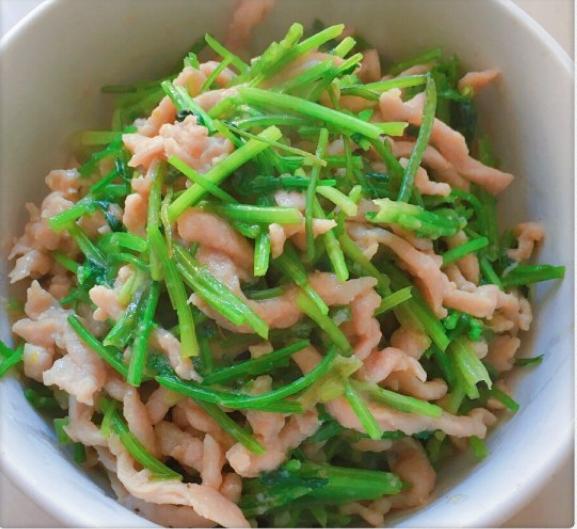 【芫爆肉丝】▼2,起油锅,烧热后,下入鸡蛋液,待蛋液凝固,划散,推至锅