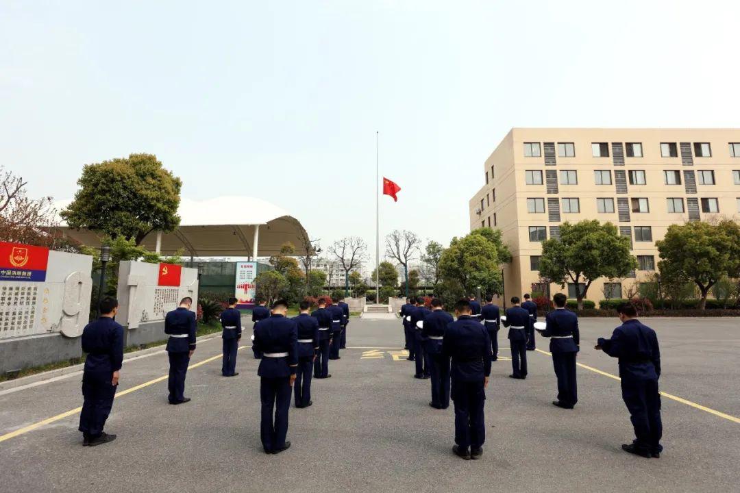 缅怀嘉兴消防救援队伍集体悼念牺牲烈士和逝世同胞