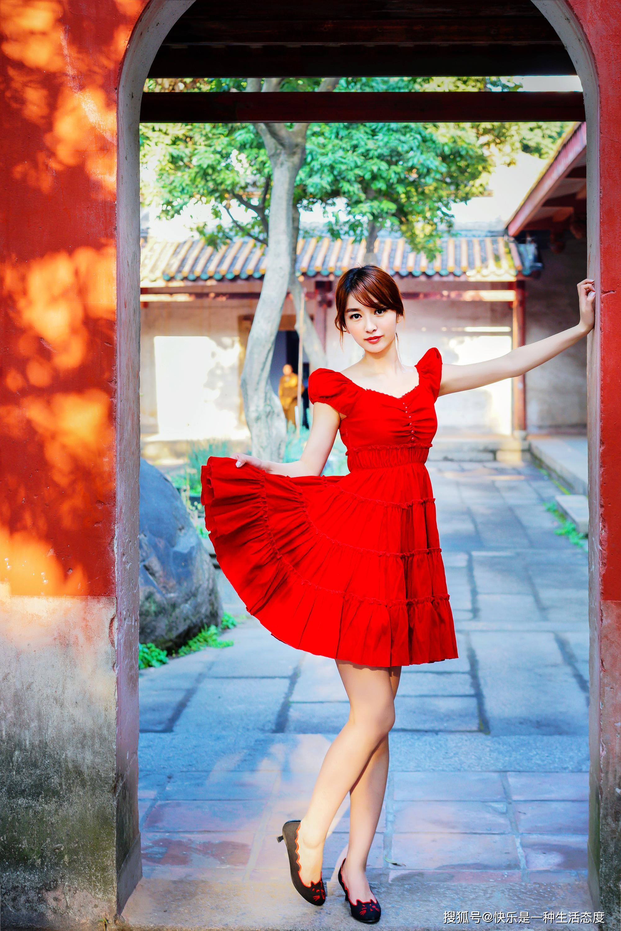 时尚穿搭第一百四十期,红裙美女的气质穿搭美照